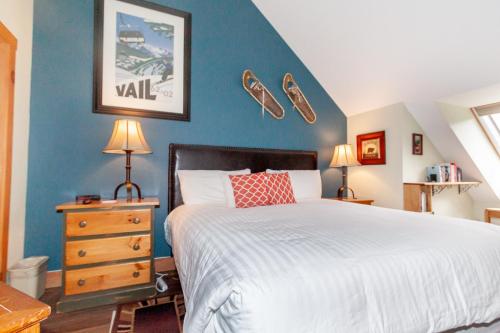 a bedroom with a bed and a blue wall at Expedition Station 8633 by Summit County Mountain Retreats in Snake River Health Services Incorporated Heliport