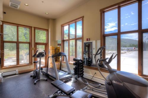 Fitness centrum a/nebo fitness zařízení v ubytování Red Hawk Lodge 2313 by Summit County Mountain Retreats