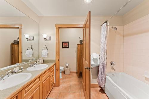 Koupelna v ubytování Expedition Station 8603 by Summit County Mountain Retreats