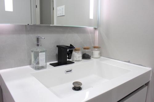 Fotografie z fotogalerie ubytování 2 bdrm Modern & Hip Apt with Private Patio v destinaci Albany