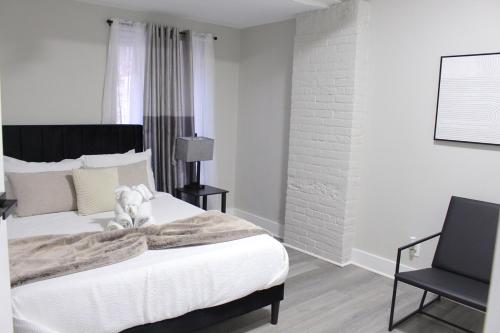 Postel nebo postele na pokoji v ubytování 2 bdrm Modern & Hip Apt with Private Patio