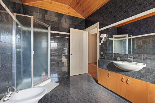 Ένα μπάνιο στο Simple No-Frills Double Room with Ensuite Bathroom & Air Conditioning in Bexley