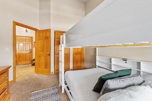 une chambre avec un lit superposé dans une pièce dans l'établissement Hidden River Lodge 5982, à Snake River Health Services Incorporated Heliport