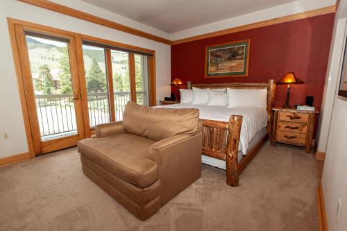 una camera da letto con un letto e una sedia di Chateaux DuMont 2723 by Summit County Mountain Retreats a Snake River Health Services Incorporated Heliport