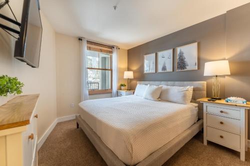 Postel nebo postele na pokoji v ubytování Silver Mill 8266 by Summit County Mountain Retreats