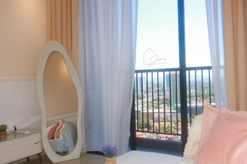 Letto o letti in una camera di Twin Tower Residence Brand New Minimalist Suite 7pax 3 Min Walk from CIQ