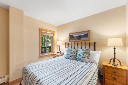 a bedroom with a bed and a window at Expedition Station 8576 by Summit County Mountain Retreats in Snake River Health Services Incorporated Heliport