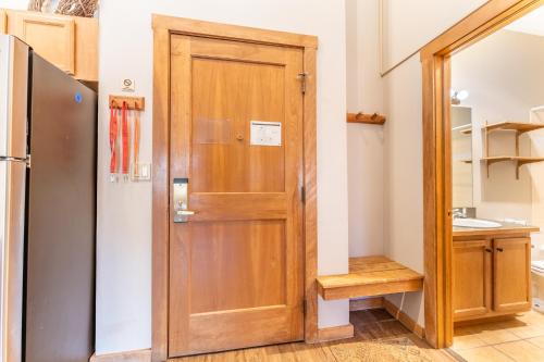 eine Holztür in einer Küche neben einem Kühlschrank in der Unterkunft Arap Ldg 8134 in Snake River Health Services Incorporated Heliport