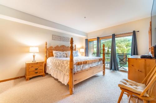 Postel nebo postele na pokoji v ubytování Gateway 5098 by Summit County Mountain Retreats