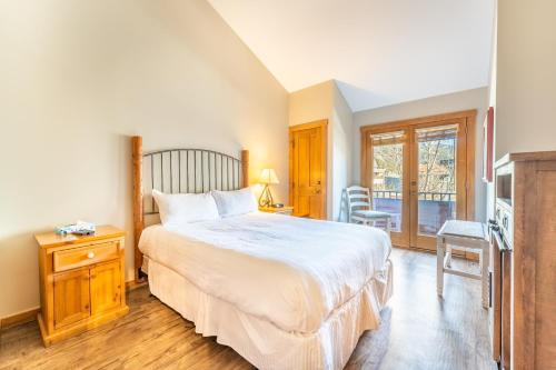 ein Schlafzimmer mit einem großen Bett und einem Balkon in der Unterkunft Arap Ldg 8134 in Snake River Health Services Incorporated Heliport