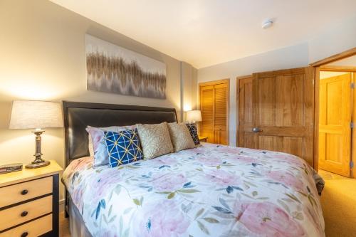 ein Schlafzimmer mit einem Bett und einem Nachttisch mit einer Lampe in der Unterkunft Silver Mill 8203 in Snake River Health Services Incorporated Heliport