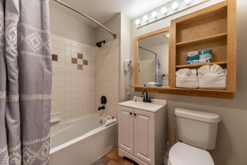 ein Badezimmer mit Badewanne, Toilette und Waschbecken in der Unterkunft Silver Mill 8203 in Snake River Health Services Incorporated Heliport