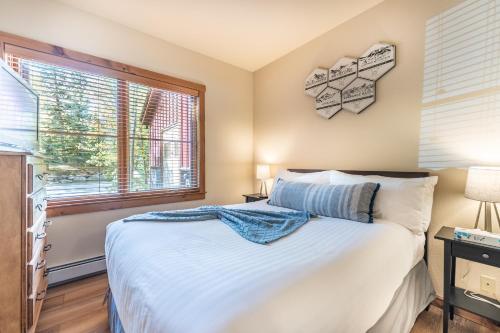 una camera da letto con un letto grande e una finestra di Seasons at Keystone 1836 by Summit County Mountain Retreats a Snake River Health Services Incorporated Heliport
