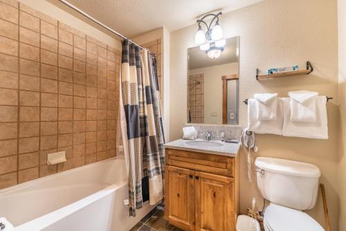 un bagno con un water, una vasca e un lavandino di Seasons at Keystone 1836 by Summit County Mountain Retreats a Snake River Health Services Incorporated Heliport