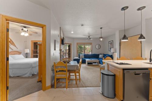 Postel nebo postele na pokoji v ubytování Hidden River Lodge 5942 by Summit County Mountain Retreats