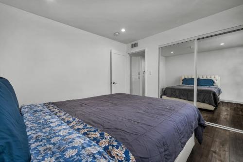 Ένα ή περισσότερα κρεβάτια σε δωμάτιο στο Chic Hollywood 1-Bedroom Apartment Free Gated Parking Kitchen & WiFi