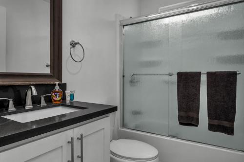 Ένα μπάνιο στο Chic Hollywood 1-Bedroom Apartment Free Gated Parking Kitchen & WiFi