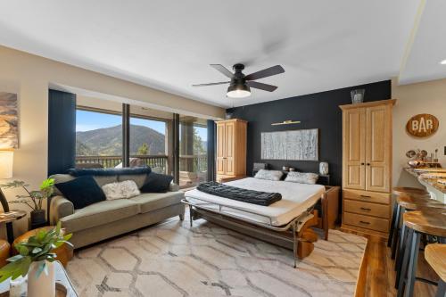 a bedroom with a bed and a couch at Saints John 2539 by Summit County Mountain Retreats in Snake River Health Services Incorporated Heliport