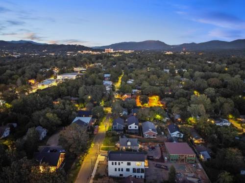 una vista aérea de una pequeña ciudad por la noche en Penthouse West - Mountain Views, en Asheville