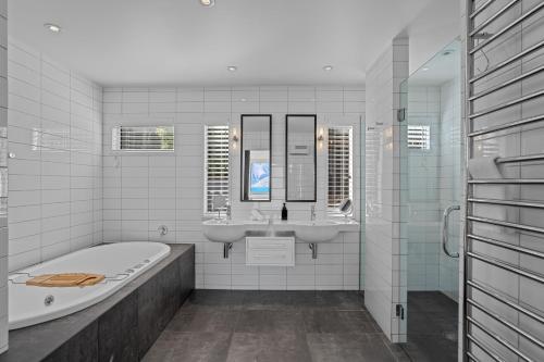 Ένα μπάνιο στο Luxury Villa with Panoramic Lake & Mountain Views