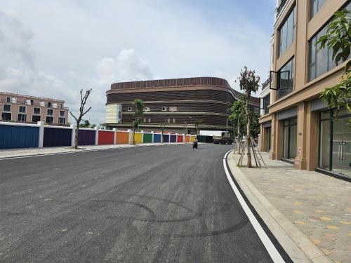 an empty street in front of a building at Hoa Đảo Vua in Binh Hai