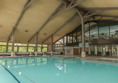 Bazén v ubytování King Bed Suite with Pool and Hot Tub Access nebo v jeho okolí