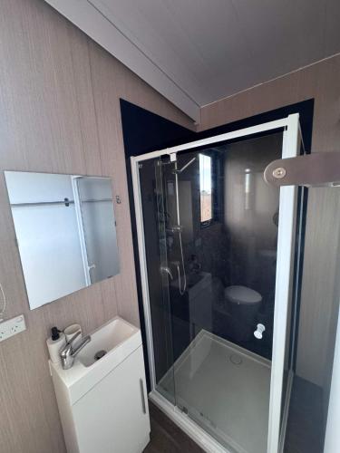 Un baño de Revillaging Project by Tiny Away
