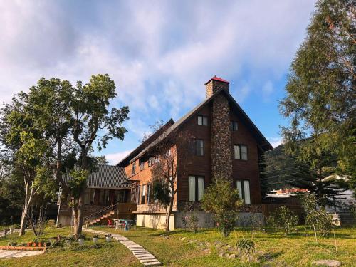 an old brick house with a chimney on top at 大方來富莊園民宿DF Life Lodge in Yongan