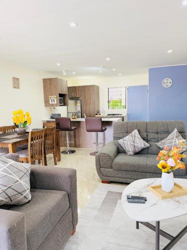 Zona d'estar a Bountiful Estates