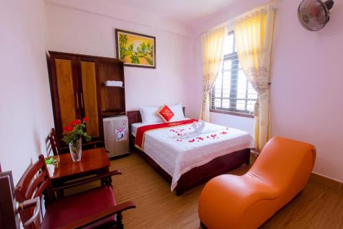 Un dormitorio con una cama, una mesa y una silla. en Phuong Nam Hotel, en Ho Chi Minh
