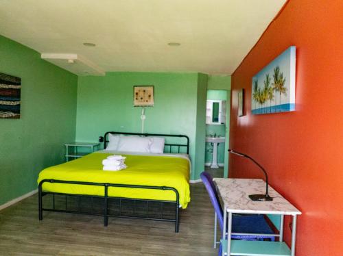 Una cama o camas en una habitación de 9 Palms Inn