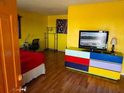 Una televisión o centro de entretenimiento en 9 Palms Inn