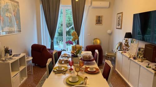 a dining room with a table and chairs at AC GOLD B&B Boutique Rooms & Suite in Reggio Calabria