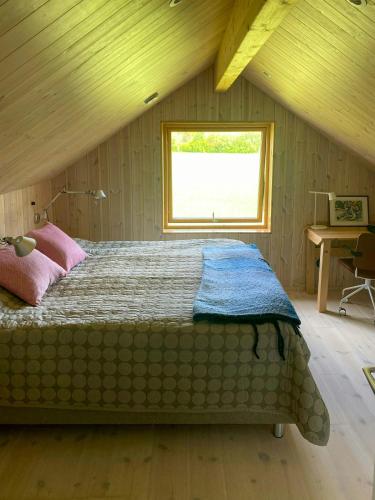 Ένα ή περισσότερα κρεβάτια σε δωμάτιο στο Architect-Designed House Near Orbaden Beach