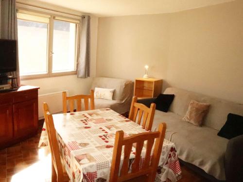 Appartement Proche Télésiège avec Balcon Sud et Parking - FR-1-322-684