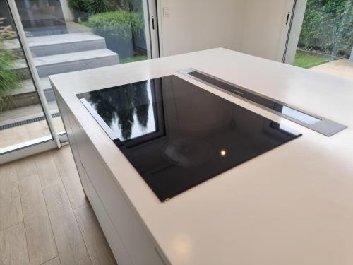 a white counter top with a window in a room at EXIGEHOME- Maison d'architecte avec SPA - V2 in Orgeval