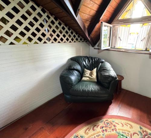 Ein Sitzbereich in der Unterkunft Paradis Créole à Bellevue Sainte-Rose