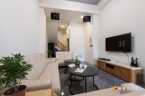Una televisión o centro de entretenimiento en Chill House Homestay
