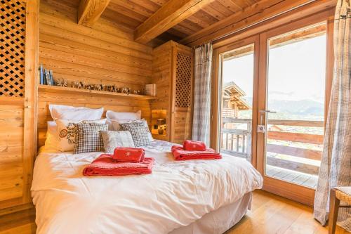 Postel nebo postele na pokoji v ubytování Modern Chalet Near Megève With Somptuous Views