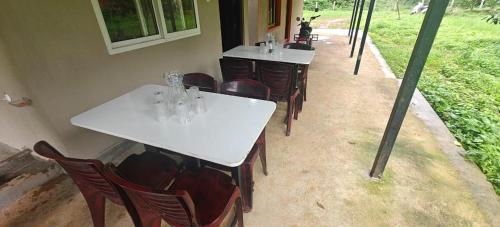 Restoran atau tempat lain untuk makan di Giriyadri Homes