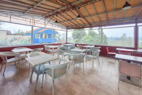 Restaurace v ubytování RedDoorz near Situ Cileunca Pangalengan