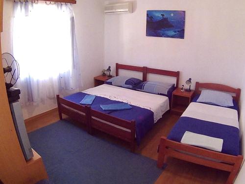 Postel nebo postele na pokoji v ubytování Apartments Ivana i Darko