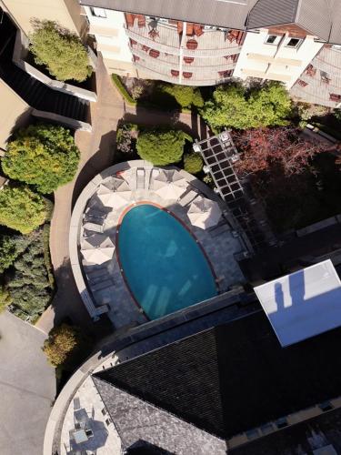 an overhead view of a swimming pool in a building at Rendezvous Heritage Hotel Queenstown in Queenstown