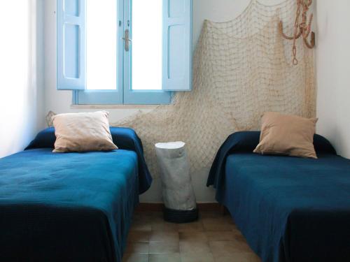 Dos camas en una habitación con dos ventanas. en Villa Perla di Mare, en Savelletri di Fasano