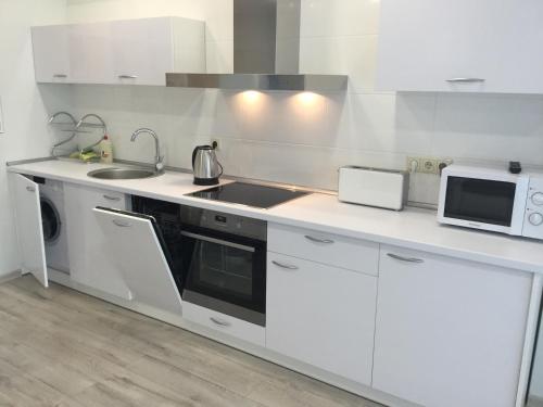 Η κουζίνα ή μικρή κουζίνα στο Apartamentai Fortuna