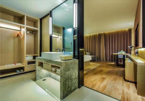 a large bathroom with a sink and a mirror at Echarm Hotel Anshun High-speed Railway Station Jichang Road in Anshun