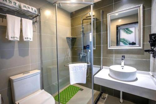 ein Badezimmer mit Toilette, Waschbecken und Dusche in der Unterkunft UP and IN Hotel Jiangxi Nanchang City Nanchang County Liantang Zhong Avenue Huarunwanjia in Nanchang County