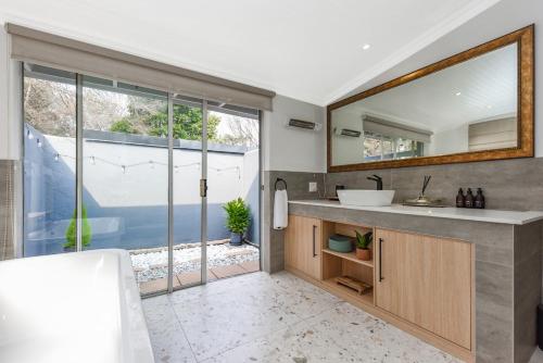 un baño con lavabo y espejo en Cosy Home close to Sandton, en Johannesburgo