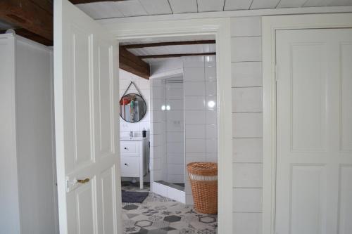 ein Bad mit einer ebenerdigen Dusche und einer Tür in der Unterkunft Uddebogård 2 in Hjo