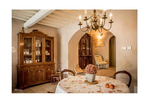 Ένα ή περισσότερα κρεβάτια σε δωμάτιο στο Sustainable Farmhouse In The Tuscan Countryside